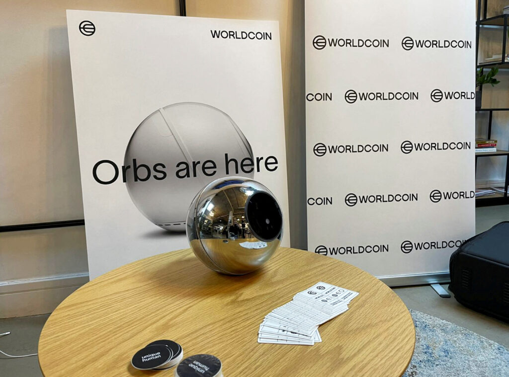 ورلد کوین (Worldcoin)؛ ادغام جدیدی از هویت دیجیتال و رمزارزها 2 ورلد کوین Orb